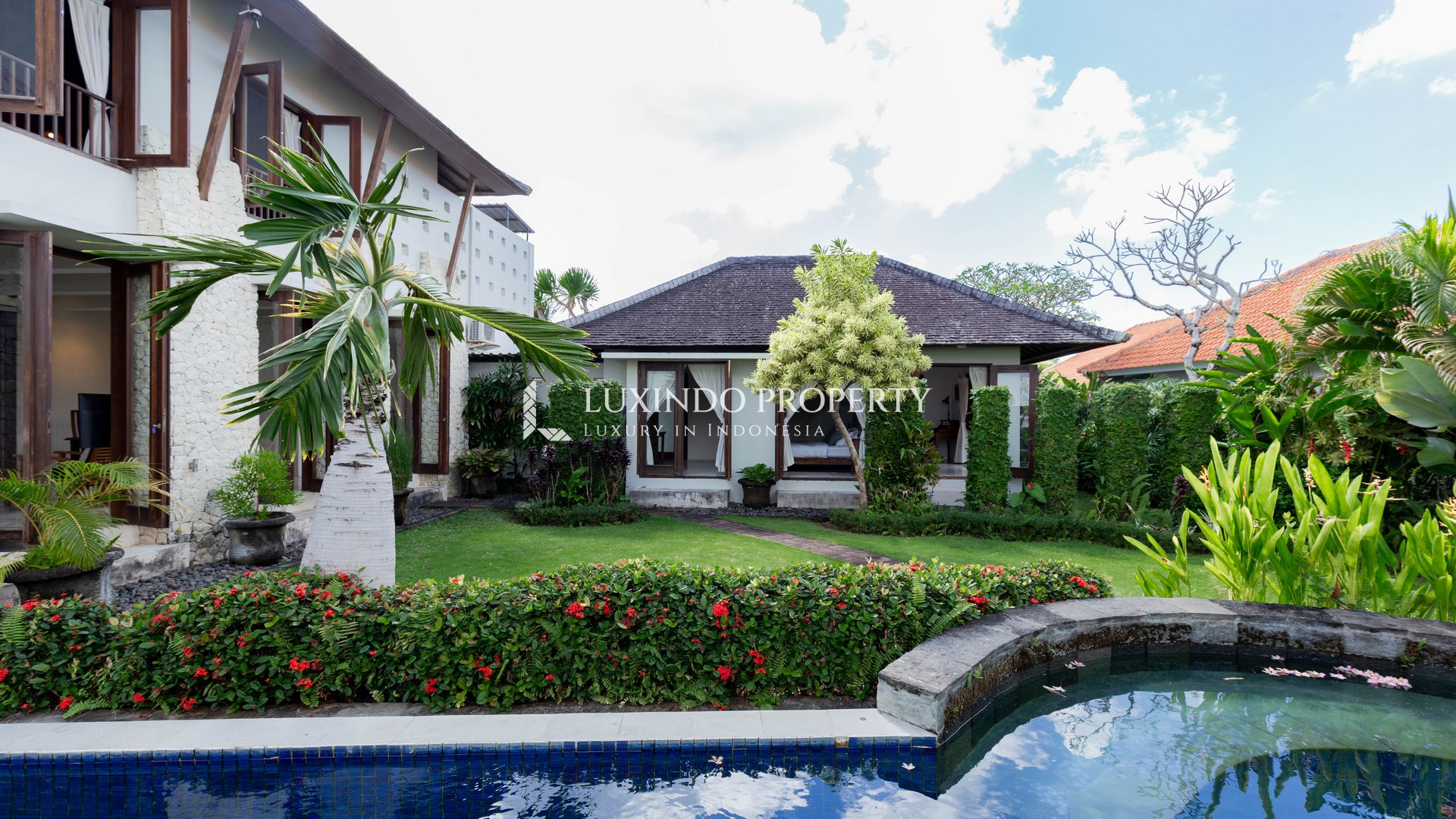 BUMBAK - CHARMING FAMILY VILLA WITH SPACIOUS GARDEN FOR SALE (FHV542)